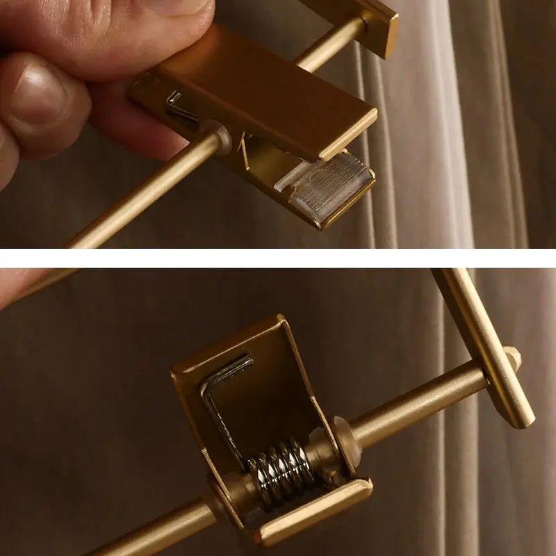 Detailfoto van de klem met veermechanisme en antislipstrip, tussen duim en vingers gehouden 8