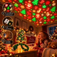 Lachend meisje in kerstpyjama ligt op bed en kijkt naar het plafond vol gekleurde kerstprojecties van de lamp op het nachtkastje. 8