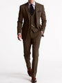 Model draagt het pak in donkerbruin tweed met vest, zakketting en bruine monkstrap-schoenen 3