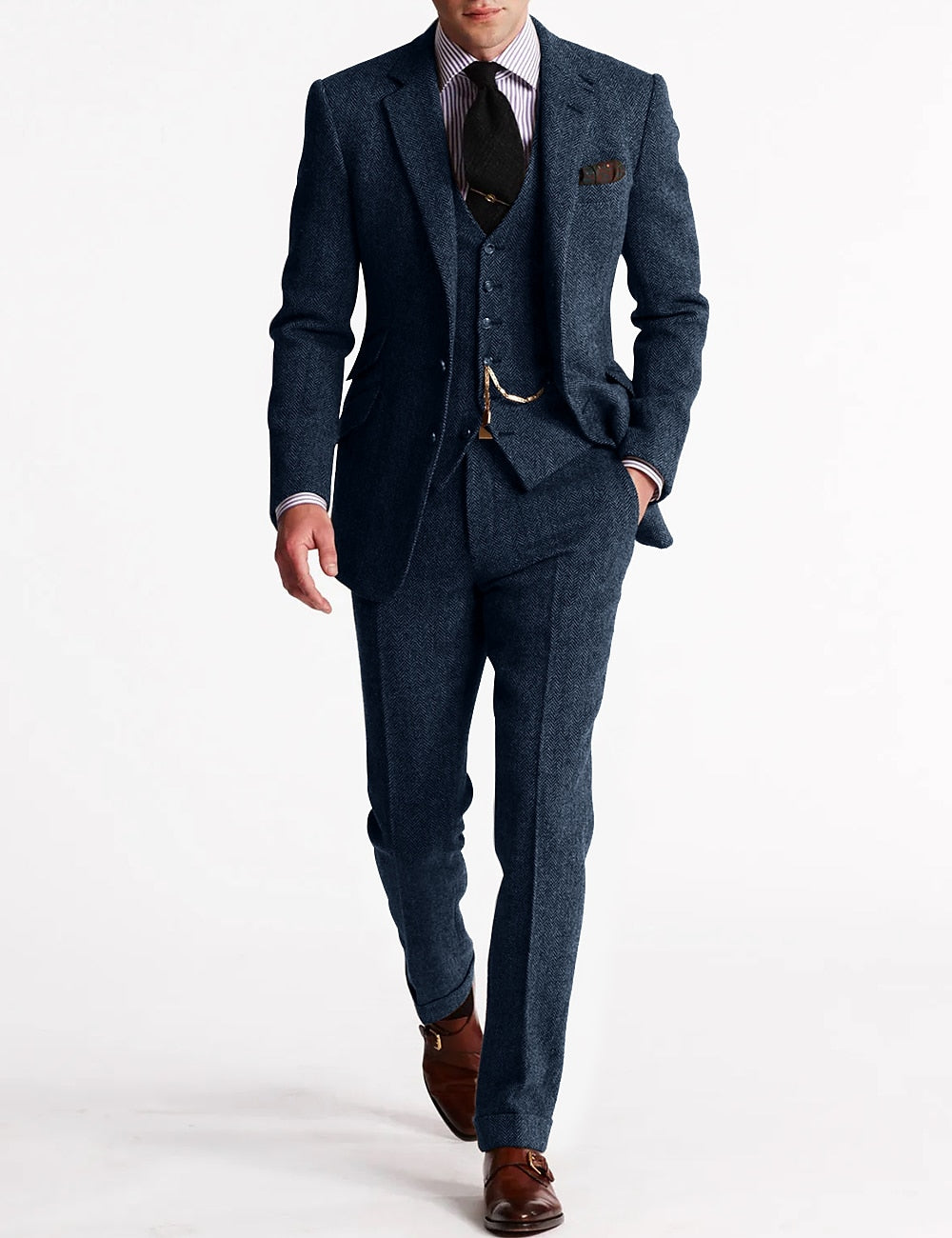 Model draagt het pak in donkerblauw visgraattweed met vest, gouden zakketting en bruine gespschoenen 5