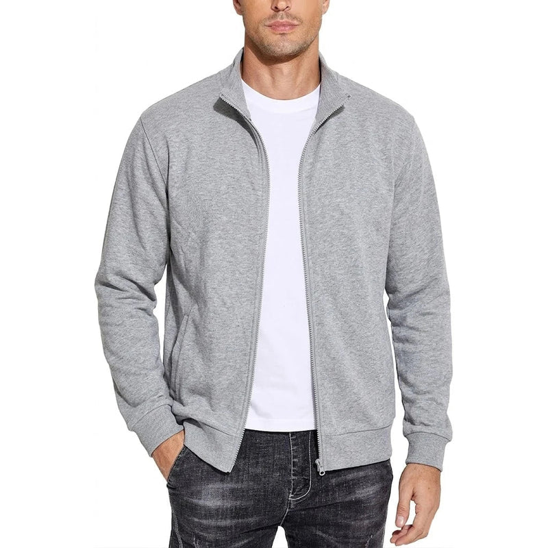 Model draagt de lichtgrijs gemêleerde sweatshirtjack open over een wit T-shirt, frontaal gezien met opstaande kraag en zijzakken. 7