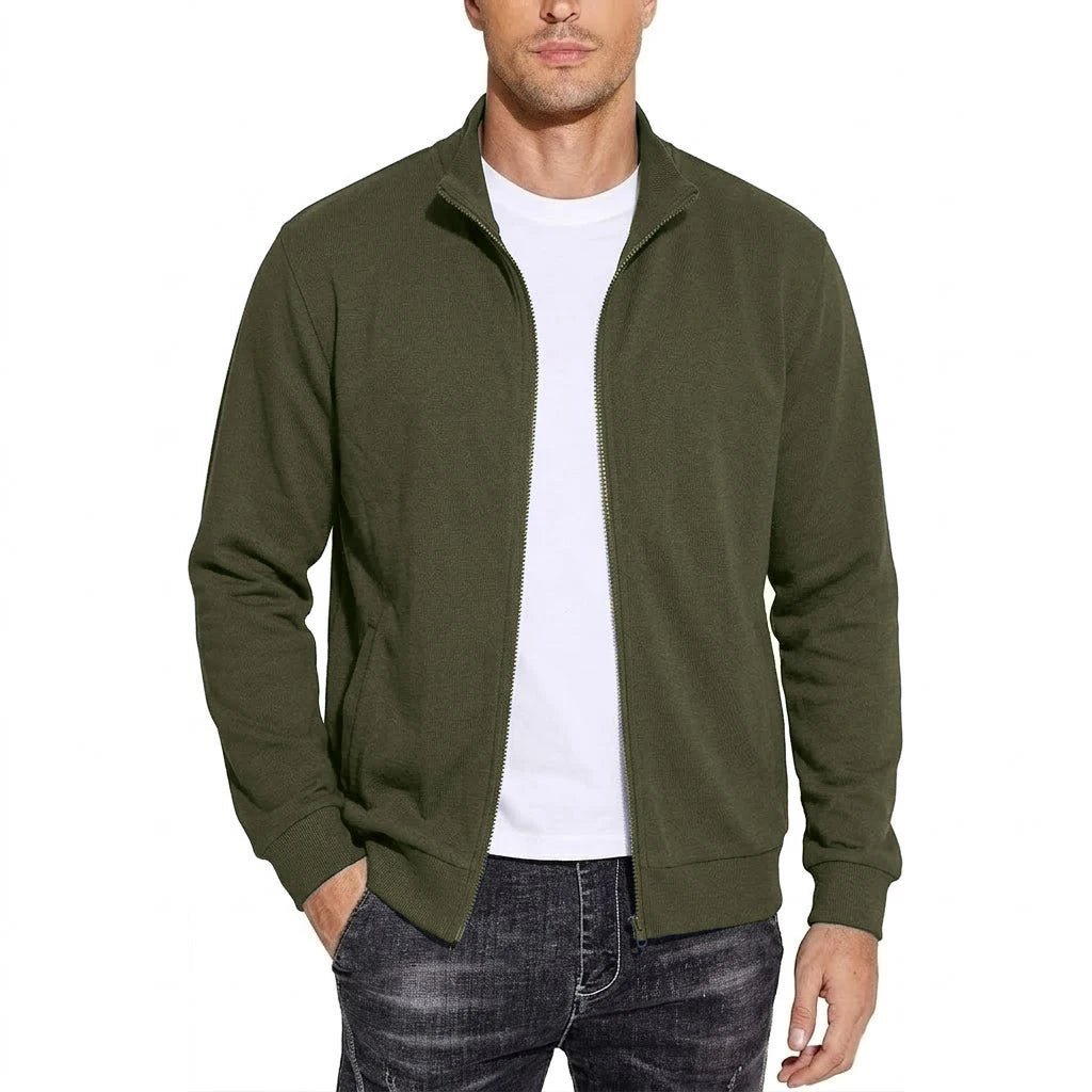 Model draagt de olijfgroene sweatshirtjack open over een wit T-shirt, frontaal gezien met opstaande kraag en ribboorden. 6