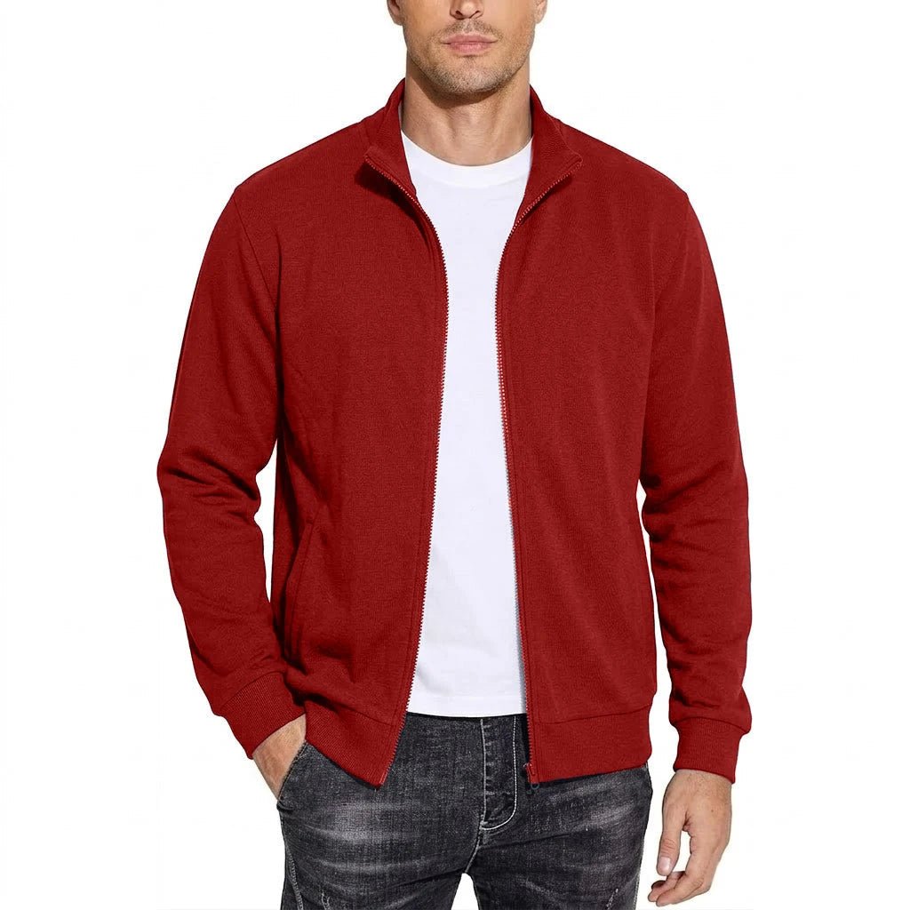 Model draagt de rode sweatshirtjack open over een wit T-shirt, frontaal gezien met opstaande kraag en hand in de zak. 4