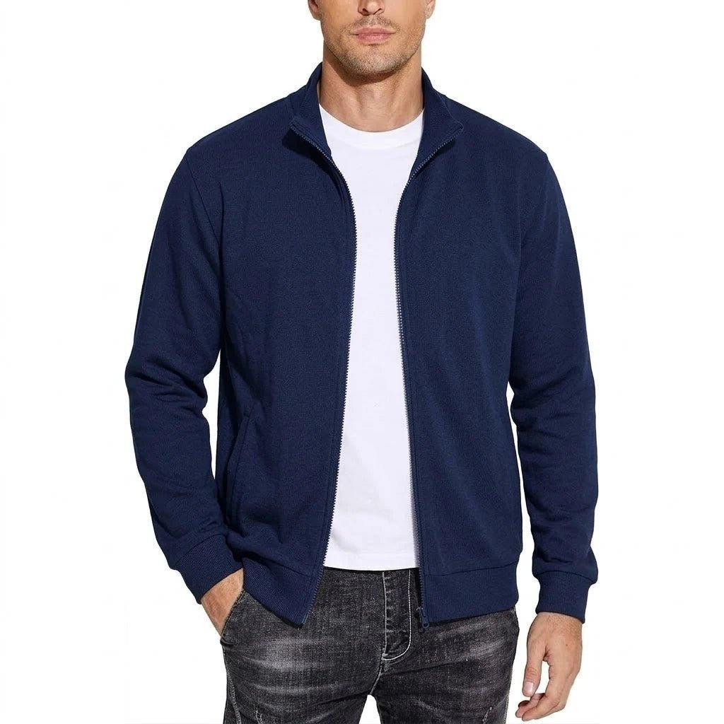 Model draagt de marineblauwe sweatshirtjack open over een wit T-shirt, met opstaande kraag en ribboorden aan mouwen en zoom. 3