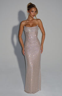 Champagnekleurige, sterk glinsterende straploze maxi-jurk met strass, van voren gedragen door een model. 15