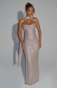 Model in champagnekleurige jurk met sjaal, frontaal, met glinsterende strass over de hele jurk. 20