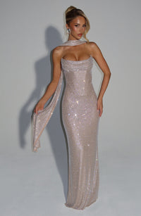Champagnekleurige strass-jurk gestyled met een lange gedrapeerde sjaal om de nek en over de arm. 17