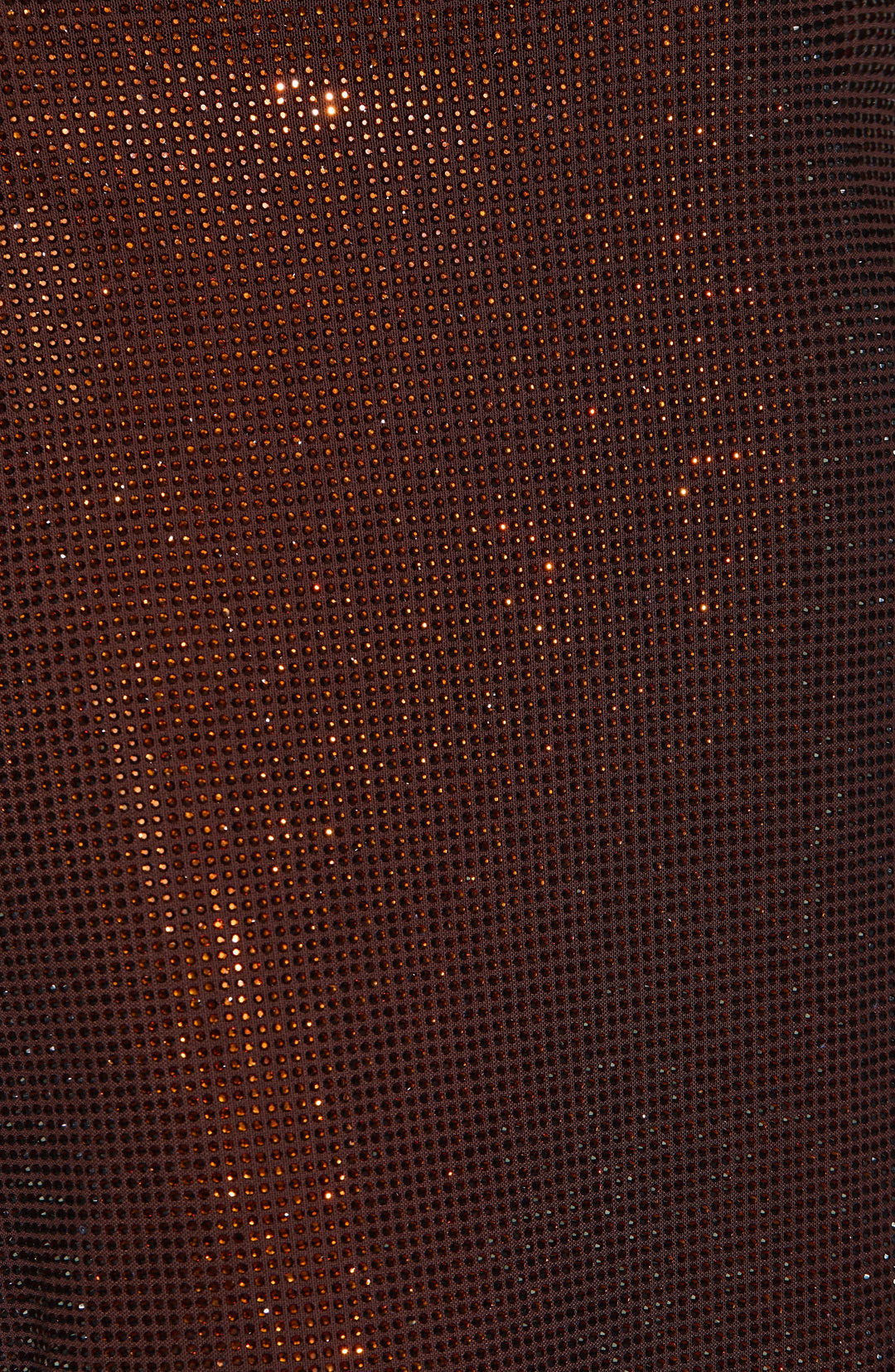 Detail van de bruine mesh-stof, volledig bezet met kleine glinsterende strassteentjes. 9