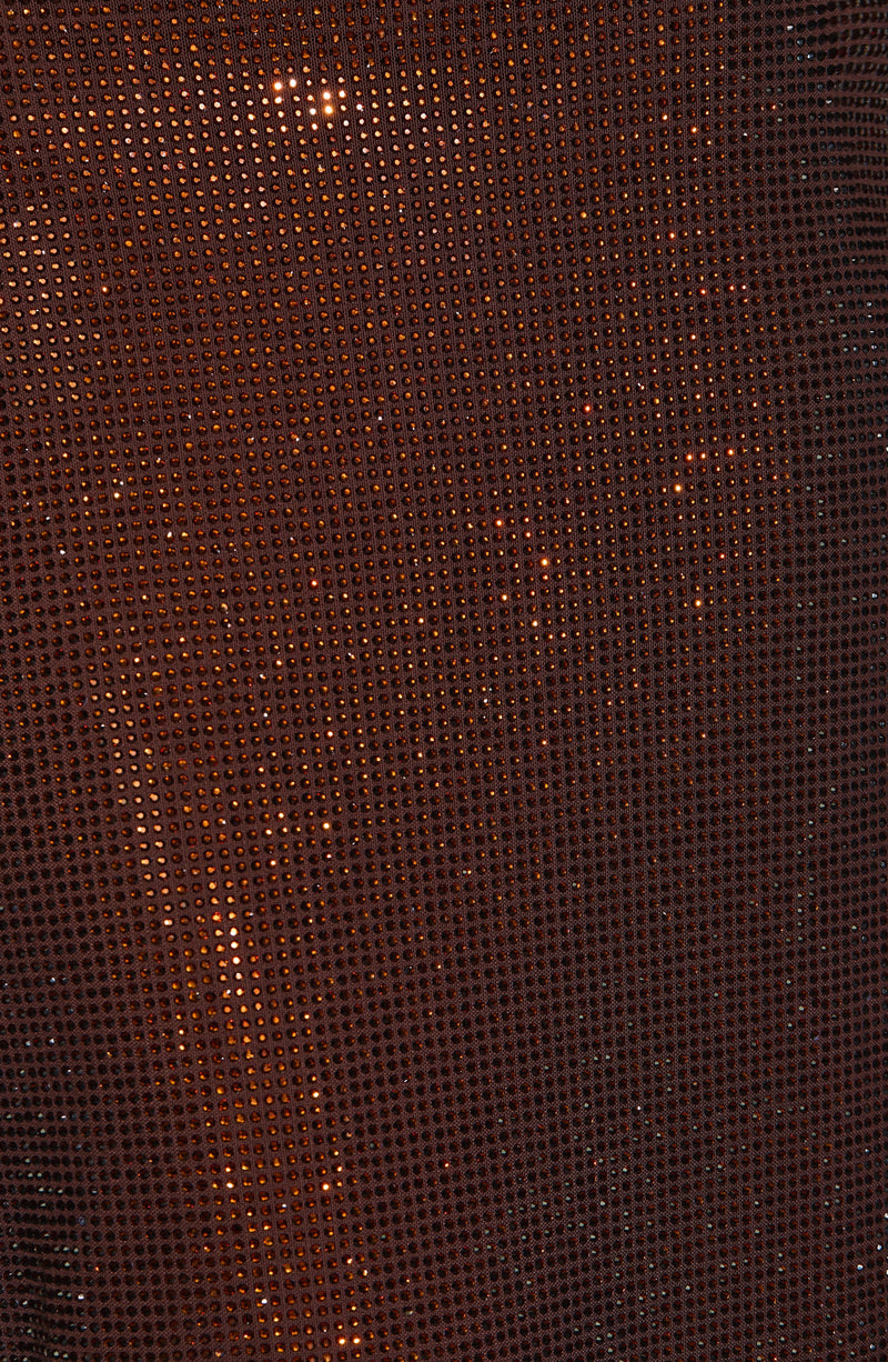 Detail van de bruine mesh-stof, volledig bezet met kleine glinsterende strassteentjes. 9