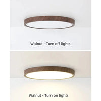 Twee beelden van dezelfde lamp met donkere houtlook rand, boven uitgeschakeld en onder ingeschakeld met warm licht. 2