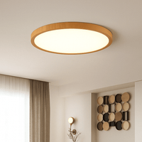 Aangezette plafondlamp met warm licht en lichte houtrand in een kamer met gordijn en houten wanddecoratie. 14