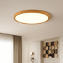 Aangezette plafondlamp met warm licht en lichte houtrand in een kamer met gordijn en houten wanddecoratie. 14