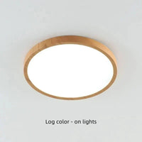 Ingeschakelde ronde plafondlamp met lichte houtlook rand en helder verlichte witte diffuser tegen een licht plafond. 20