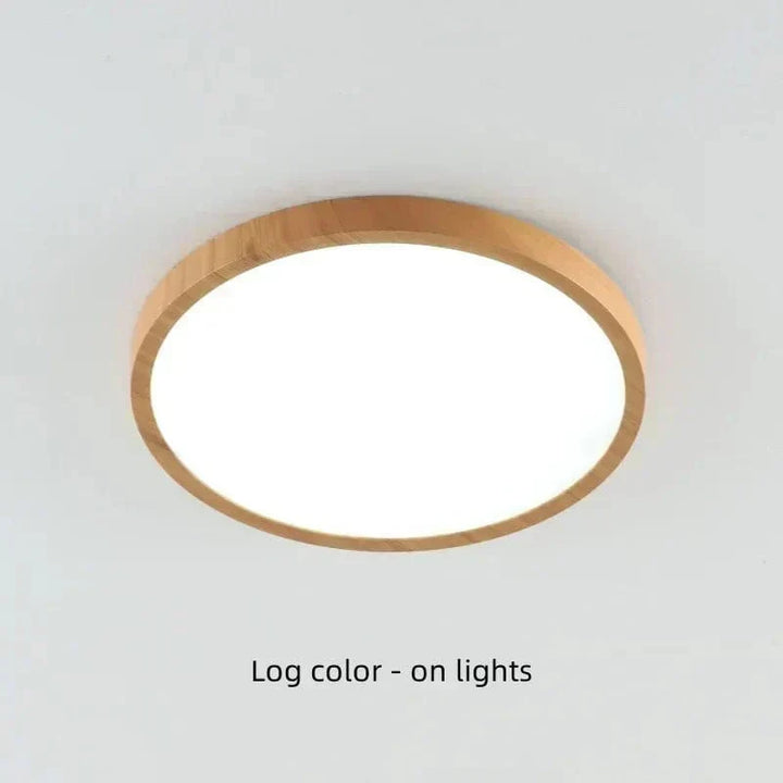 Ingeschakelde ronde plafondlamp met lichte houtlook rand en helder verlichte witte diffuser tegen een licht plafond. 20