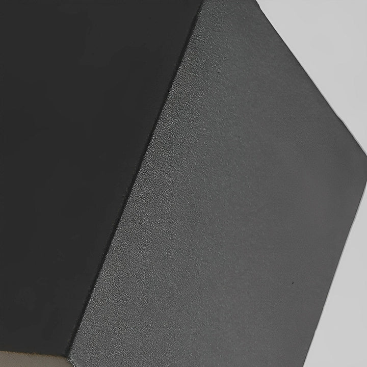Detail van het matzwarte, licht gestructureerde oppervlak en de hoek van de lamp 14