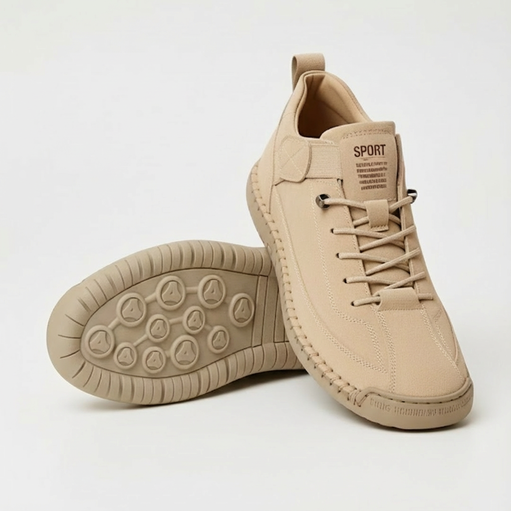 Beige sneaker met veters en elastische band, met een tweede schoen ernaast waarvan de profielzool met ronde noppen zichtbaar is. 1