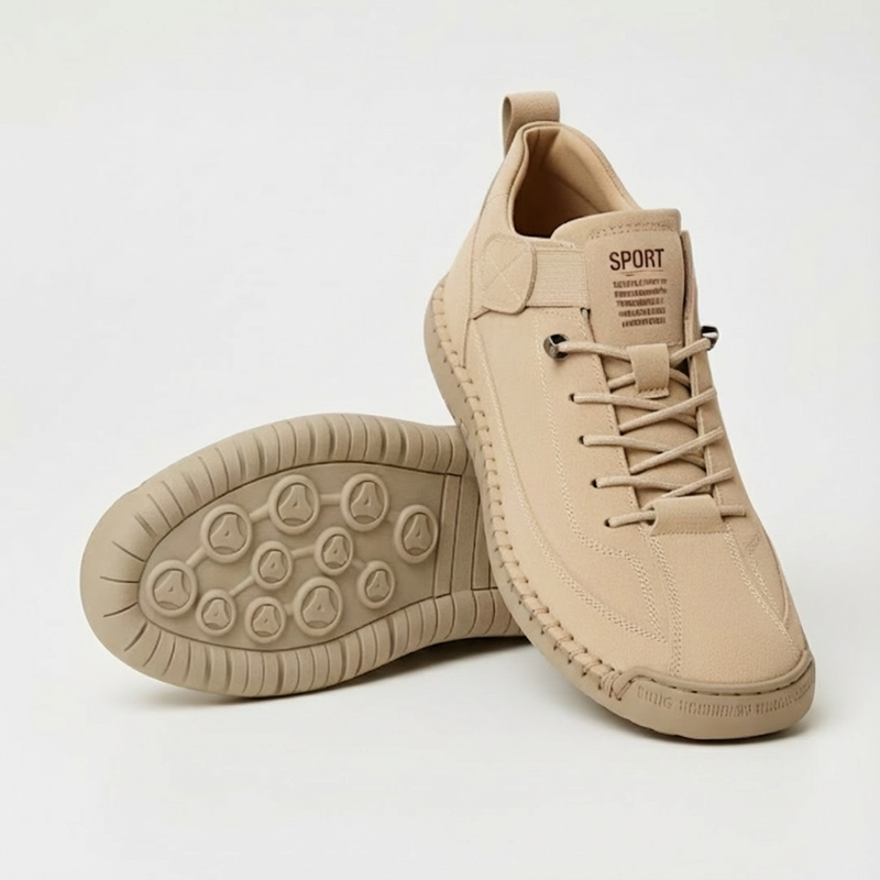 Beige sneaker met veters en elastische band, met een tweede schoen ernaast waarvan de profielzool met ronde noppen zichtbaar is. 1