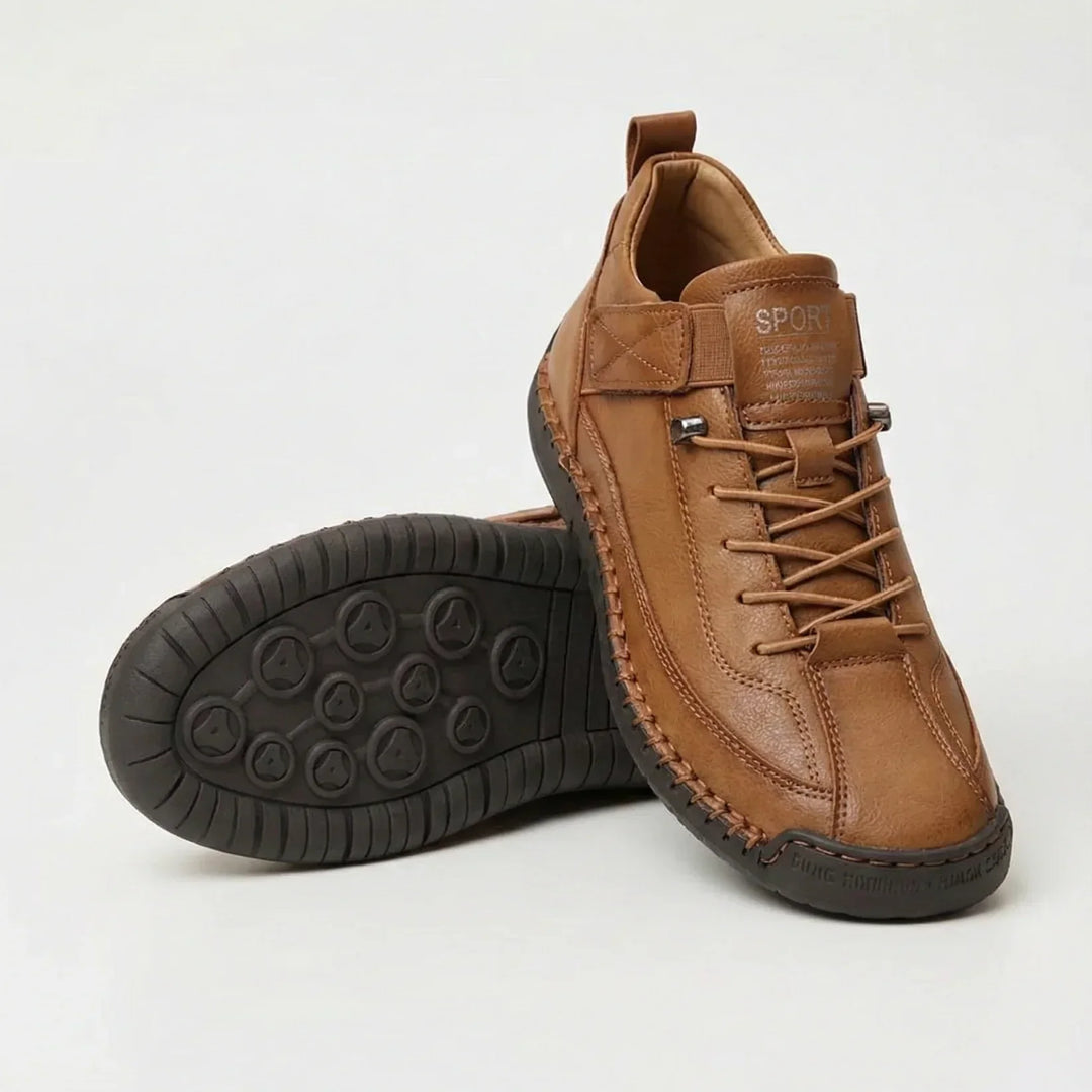 Bruine leren sneaker met zichtbare naden en donkerbruine zool, naast een schoen met de profielzool omhoog. 4