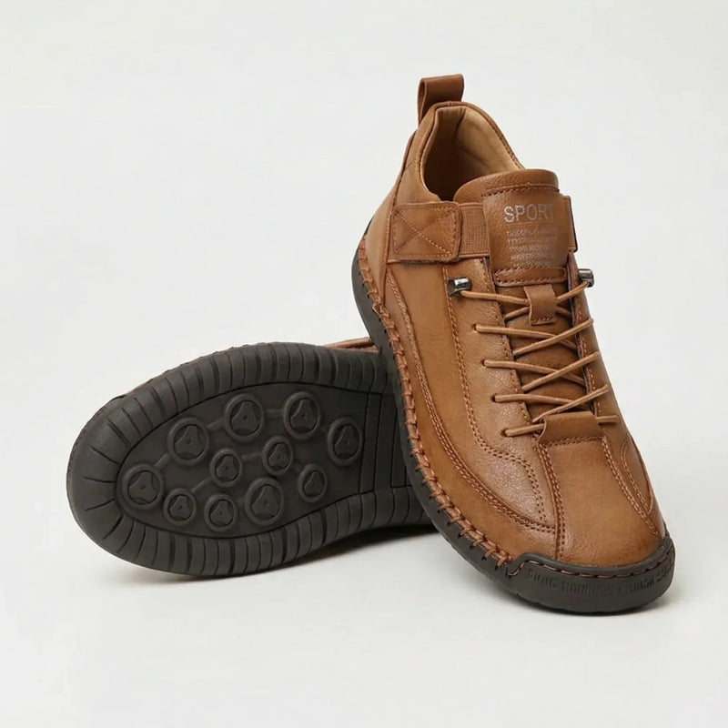 Bruine leren sneaker met zichtbare naden en donkerbruine zool, naast een schoen met de profielzool omhoog. 4