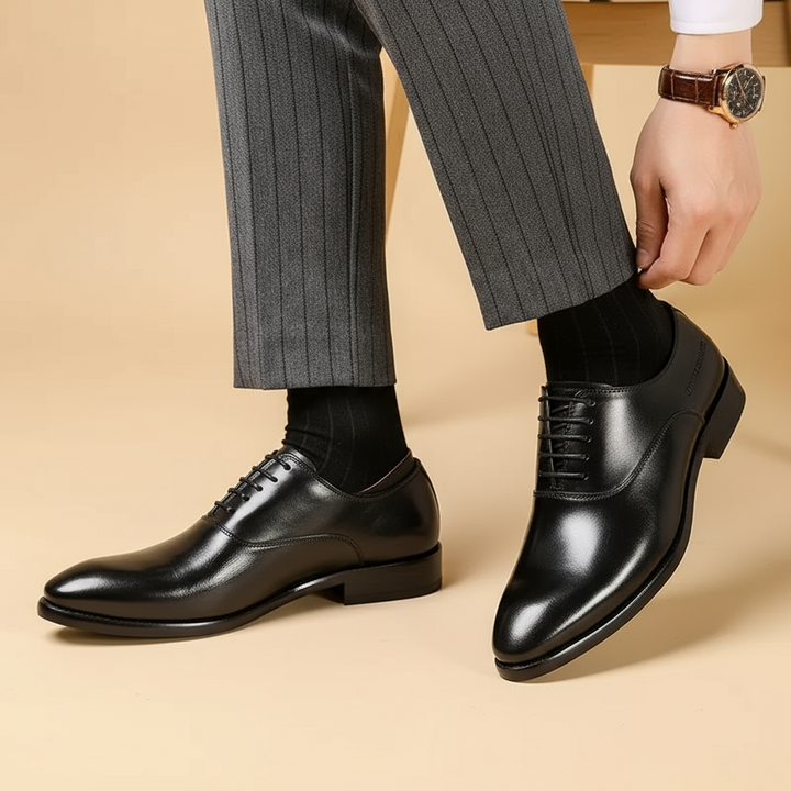 Zwarte leren veterschoenen gedragen met gestreepte broek terwijl een model de broekspijp vasthoudt, schuin vooraanzicht 3