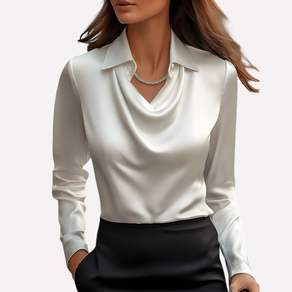 Vrouw draagt de blouse in wit met een zwarte rok en een zilveren ketting 1
