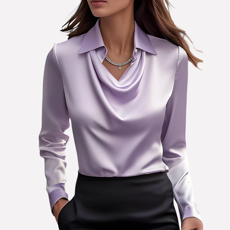 Vrouw draagt de blouse in lila met een zwarte rok en een ketting met hanger 7