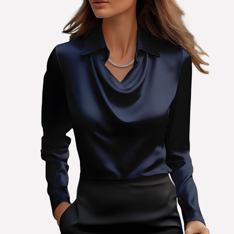 Vrouw draagt de blouse in donkerblauw met een zwarte rok en een zilveren ketting 3