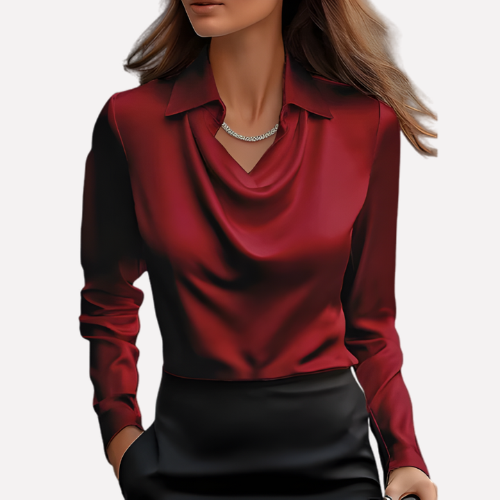 Vrouw draagt de blouse in bordeauxrood met een zwarte rok en een zilveren ketting 4