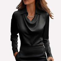 Vrouw draagt de blouse in zwart met een zwarte rok en een zilveren ketting 2