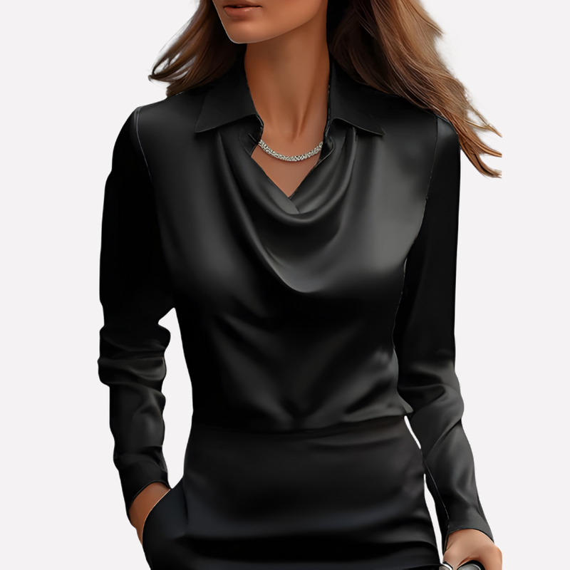 Vrouw draagt de blouse in zwart met een zwarte rok en een zilveren ketting 2