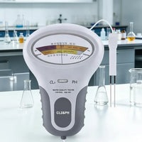 Voorkant van de tester met wijzerplaat en sonde op een laboratoriumtafel tussen reageerbuizen en maatbekers. 5
