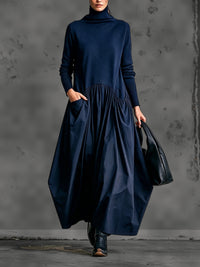 Model in marineblauwe maxi-jurk met nepcol, gerimpelde rok en zak, met zwarte tas 6