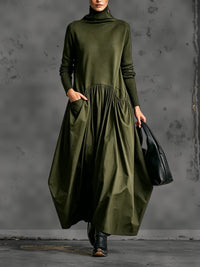 Model in legergroene maxi-jurk met nepcol en gerimpelde rok, hand in de zak 4