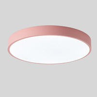Roze ronde plafondlamp zonder houtaccent, los afgebeeld tegen een lichtgrijze achtergrond. 10