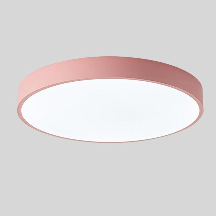 Roze ronde plafondlamp zonder houtaccent, los afgebeeld tegen een lichtgrijze achtergrond. 10
