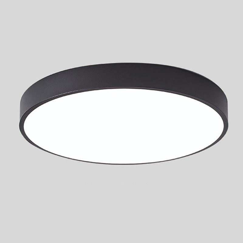 Zwarte ronde plafondlamp zonder houtaccent, los afgebeeld tegen een lichtgrijze achtergrond. 11