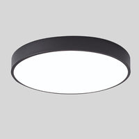 Zwarte ronde plafondlamp zonder houtaccent, los afgebeeld tegen een lichtgrijze achtergrond. 11