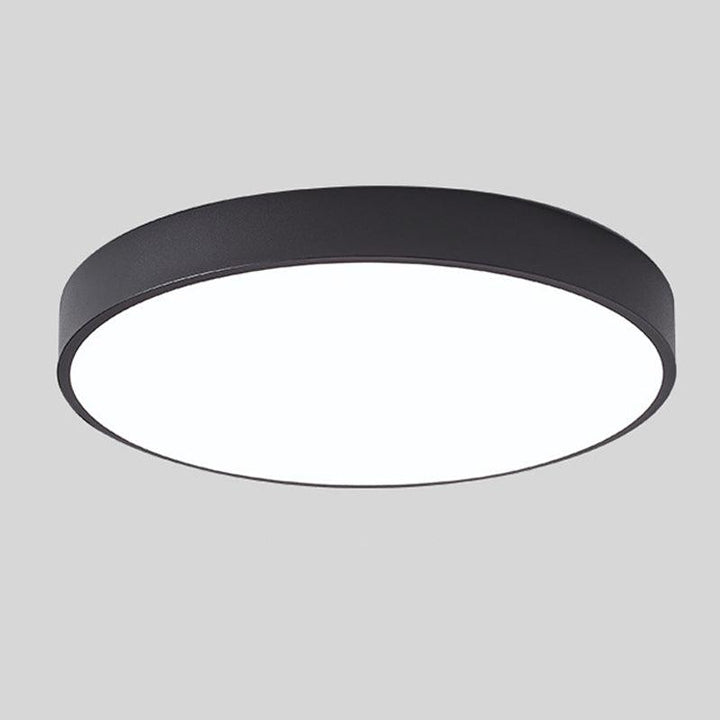 Zwarte ronde plafondlamp zonder houtaccent, los afgebeeld tegen een lichtgrijze achtergrond. 11