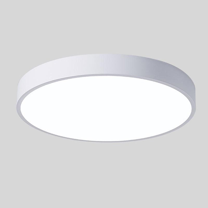 Witte ronde plafondlamp zonder houtaccent, los afgebeeld tegen een lichtgrijze achtergrond. 12
