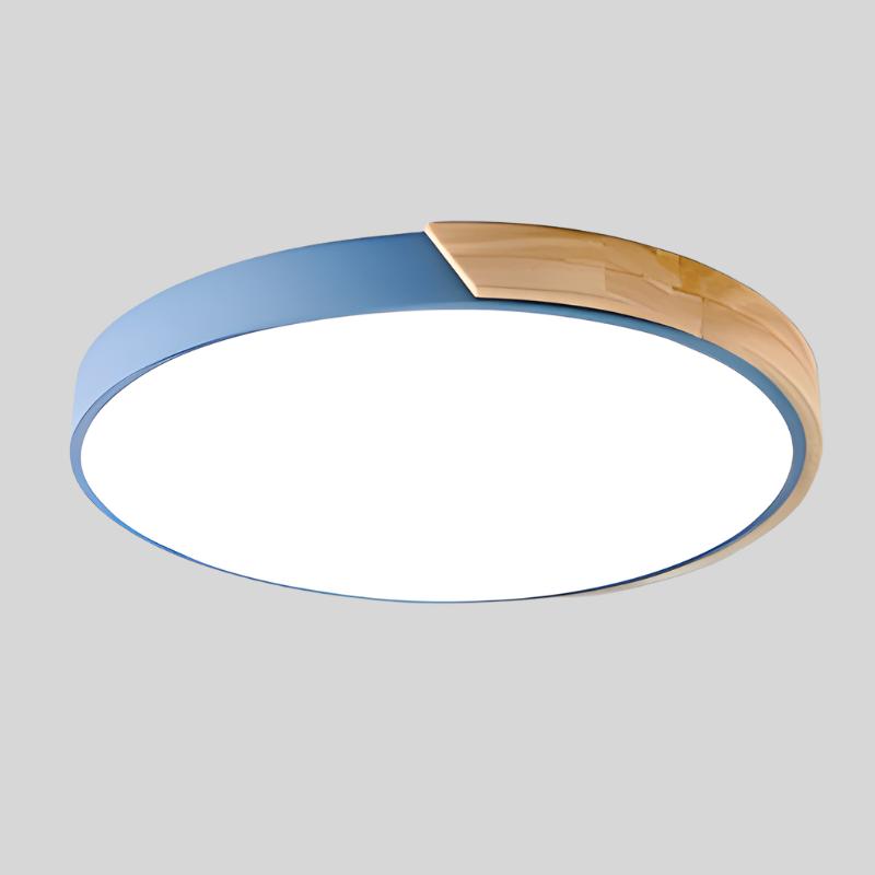 Blauwe ronde plafondlamp met houten accent langs een deel van de rand, los afgebeeld op lichtgrijze achtergrond. 14
