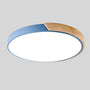 Blauwe ronde plafondlamp met houten accent langs een deel van de rand, los afgebeeld op lichtgrijze achtergrond. 14