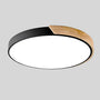 Zwarte ronde plafondlamp met houten accent langs een deel van de rand, los afgebeeld op lichtgrijze achtergrond. 17