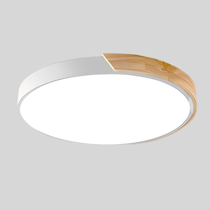 Witte ronde plafondlamp met houten accent langs een deel van de rand, los afgebeeld op lichtgrijze achtergrond. 18