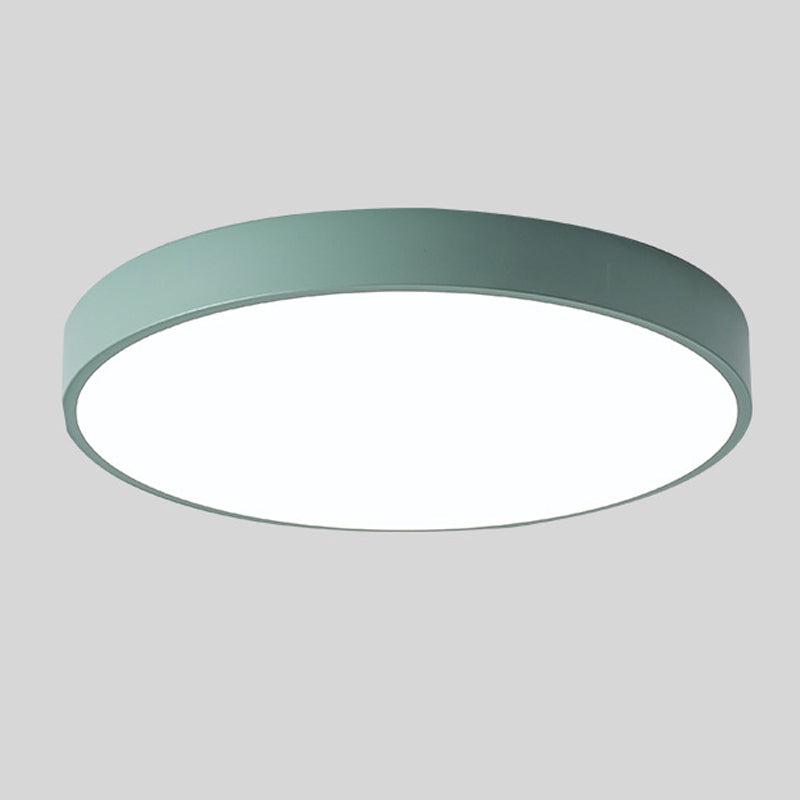 Groene ronde plafondlamp zonder houtaccent, los afgebeeld tegen een lichtgrijze achtergrond, schuin van onderaf gezien. 7
