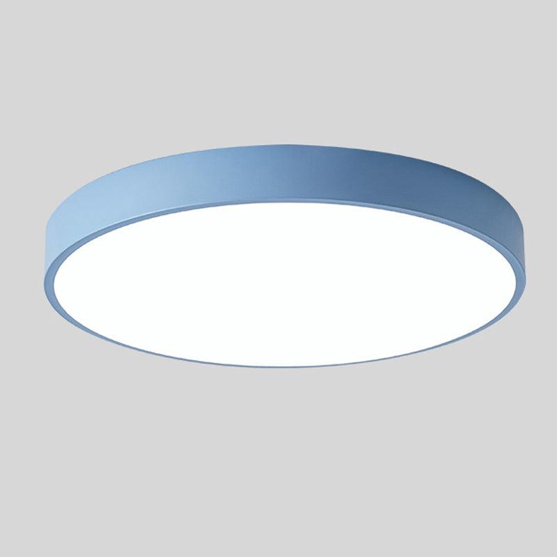 Blauwe ronde plafondlamp zonder houtaccent, los afgebeeld tegen een lichtgrijze achtergrond. 8