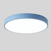 Blauwe ronde plafondlamp zonder houtaccent, los afgebeeld tegen een lichtgrijze achtergrond. 8