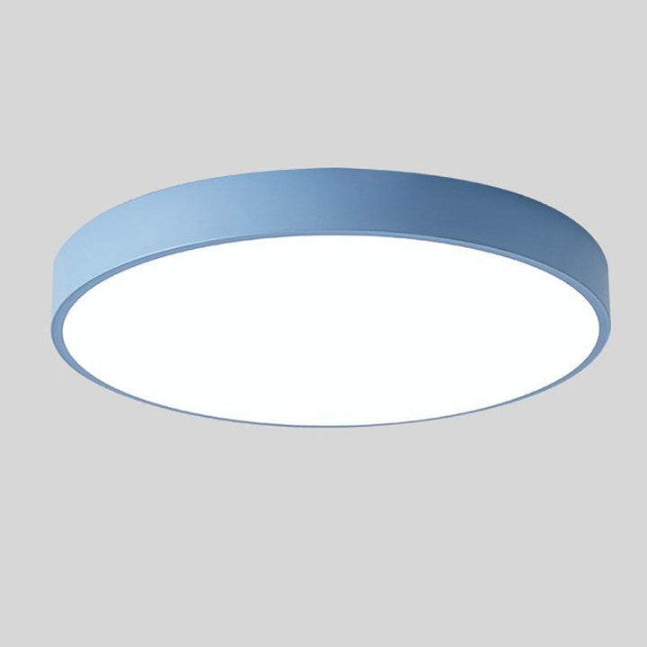 Blauwe ronde plafondlamp zonder houtaccent, los afgebeeld tegen een lichtgrijze achtergrond. 8