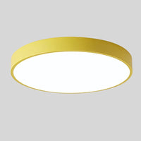 Gele ronde plafondlamp zonder houtaccent, los afgebeeld tegen een lichtgrijze achtergrond. 9