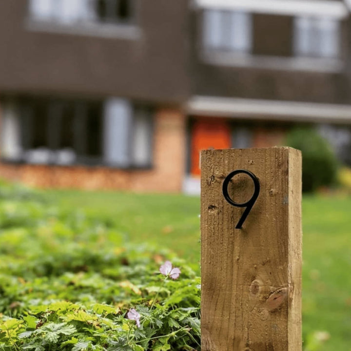 Moderne Zwarte Huisnummers met Zwevend Ontwerp – Numbré