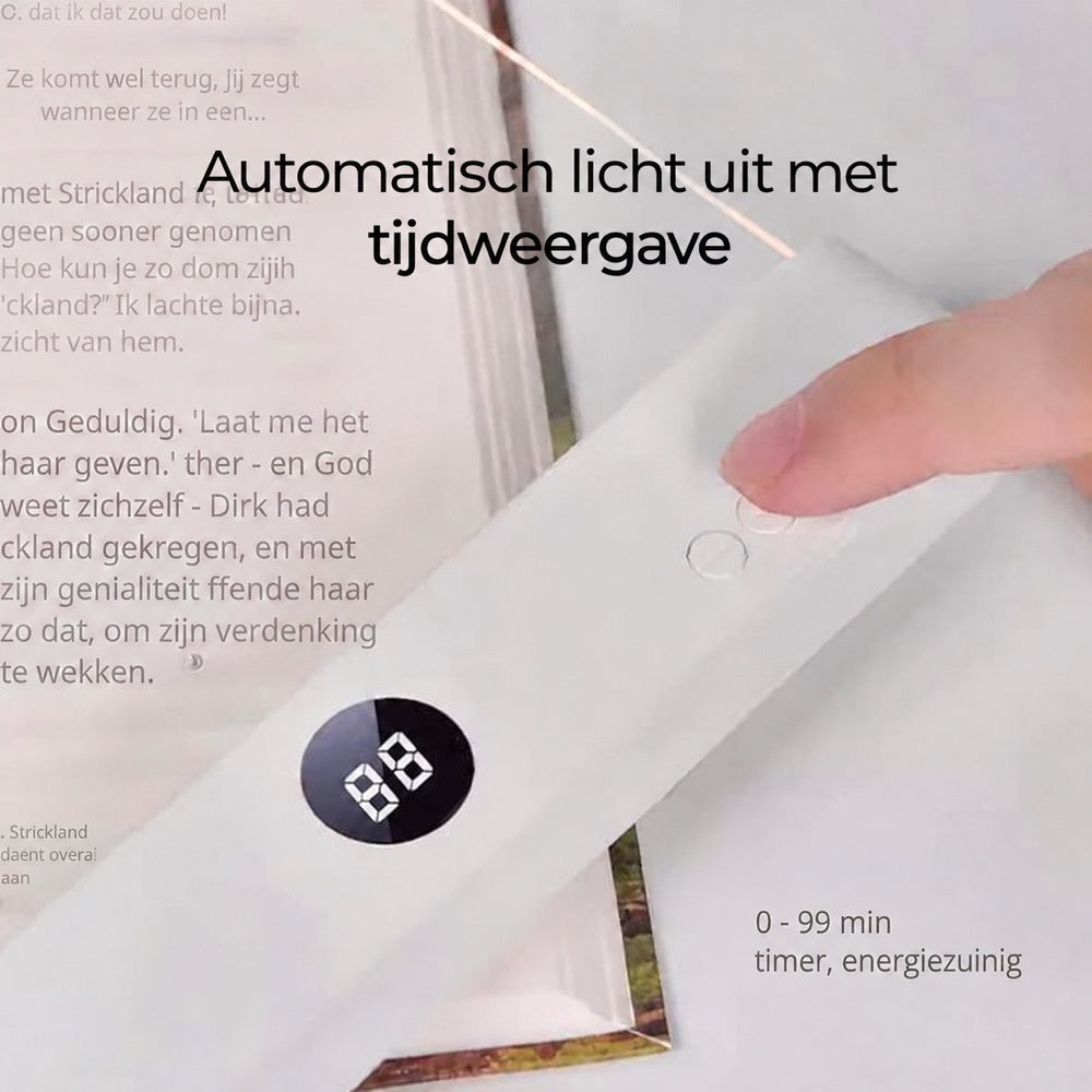 Vinger drukt op de timerknoppen van de lamp op een boek, met het cijferdisplay zichtbaar 9
